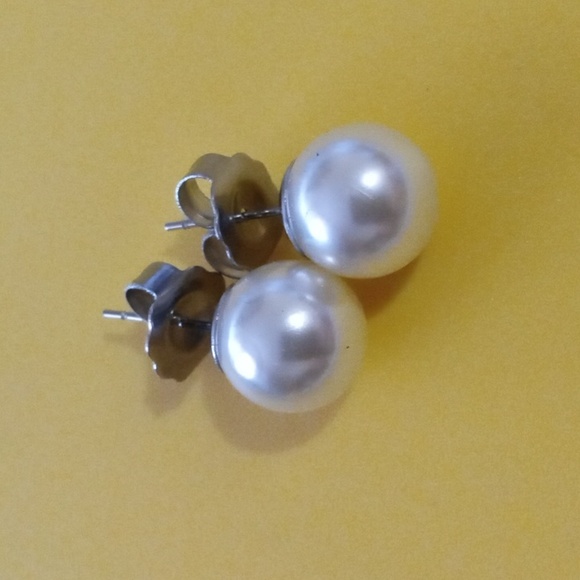White  Pearl Necklace & Earrings Gift Set - Picture 3 of 5